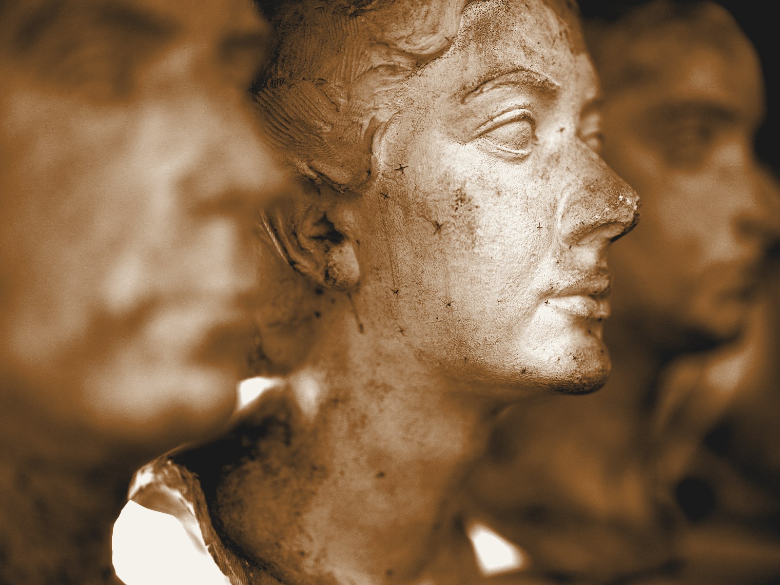 Buste féminin en plâtre
